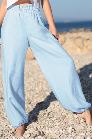 Procházejte letními dny s lehkostí a stylem díky našim kvalitním lněným harémovým kalhotám, které jsou ušity v