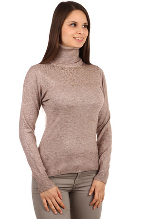 Elegantní svetr s rolákem a kamínky. Materiál: 50% viskóza, 25% polyester, 20% polyamid, 5% nylon
