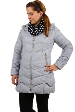 Prošívaná dámská bunda s kapucí a ozdobným zipem ve spodní části. Prodloužený střih. Vhodná na zimu. Materiál: