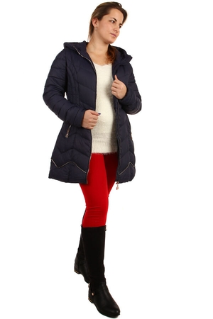 Prošívaná dámská bunda s kapucí a ozdobným zipem ve spodní části. Prodloužený střih. Vhodná na zimu. Materiál: