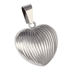 Přívěsek z chirurgické oceli vroubkované srdce. Rozměry: šířka 24mm, délka 22mm