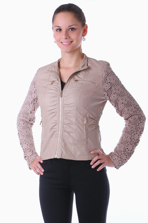 Moderní dámská bunda se zapínáním na zip. Rukáv je zdobený krajkou. Bunda je bez kapuce s nízkým límečkem.