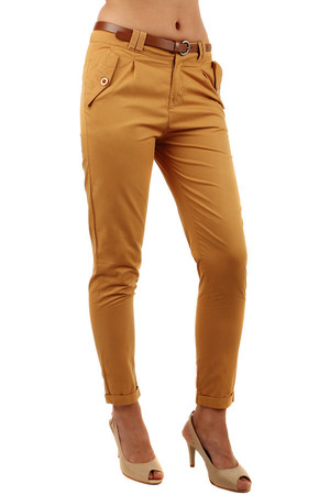 Bavlněné dámské kalhoty s výraznými kapsami a hnědým páskem. Materiál: 100% bavlna.