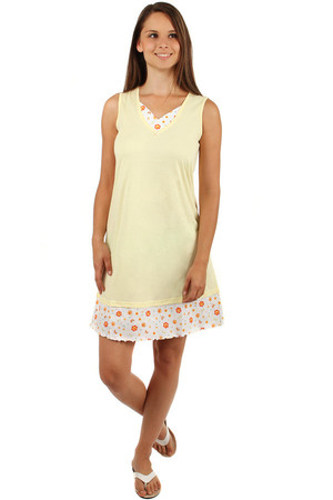 Noční košilka s ozdobným lemem s květy. Materiál: 80% bavlna, 20% polyester.