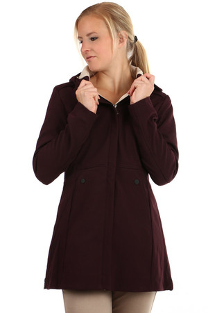 Delší dámská bunda/kabát áčkového střihu se zapínáním na zip. Odlišné barevné provedení podšívky. Vpředu
