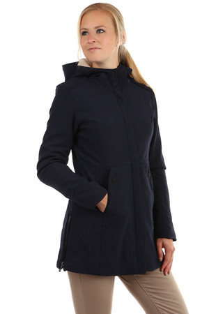 Delší dámská bunda/kabát áčkového střihu se zapínáním na zip. Odlišné barevné provedení podšívky. Vpředu