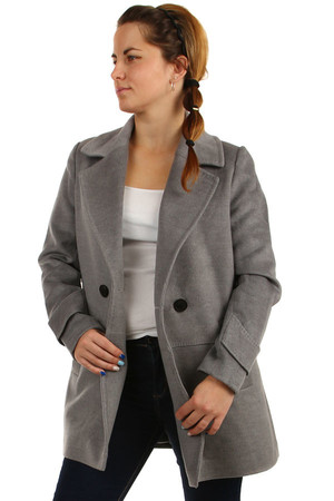Krátký dámský oversized kabát na knoflík. Provedení bez kapuce. Vhodný na zimu. Materiál: 77% polyester, 20%