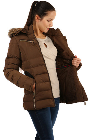 Dámská zimní bunda s páskem a kožíškem na kapuci. Kapuci lze odepnout celou nebo sundat pouze kožíšek. Vhodná do