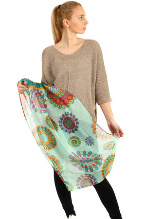 Nápaditý kruhový šátek s orientálním vzorem, příjemný materiál, různé barevné kombinace. Materiál: 100%