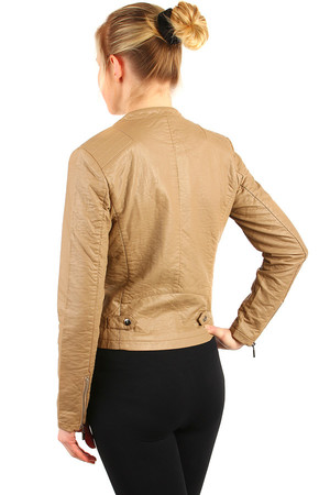 Krátká koženková dámská bunda s asymetrickým zapínáním. Vhodná na jaro/podzim. Materiál: svrchní část 60%