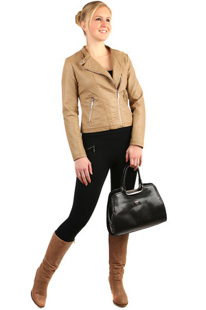 Krátká koženková dámská bunda s asymetrickým zapínáním. Vhodná na jaro/podzim. Materiál: svrchní část 60%