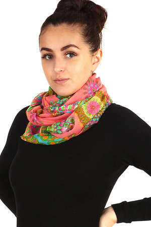 Nápaditý kruhový šátek s orientálním vzorem, příjemný materiál, různé barevné kombinace. Materiál: 100%