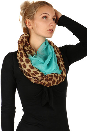 Lehký dvoubarevný šátek se zvířecím vzorem. Materiál: 100% viskóza.