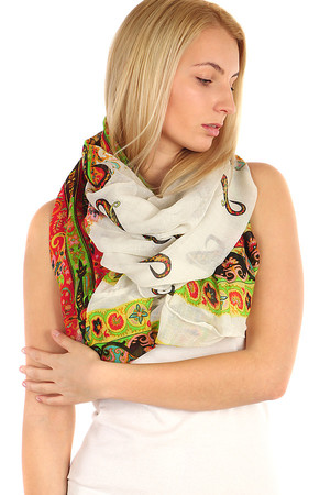 Lehoučký kruhový šátek v několika barevných kombinacích. Materiál: 100%