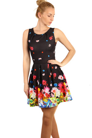 Letní květované šaty s překládanou sukní. Materiál: 95% polyester, 5% elastan. Dovoz: Itálie