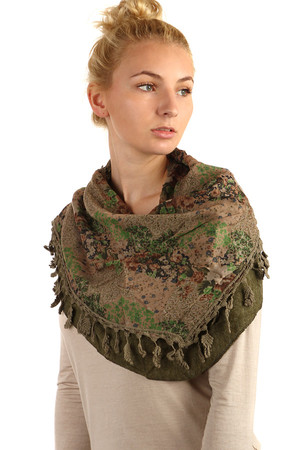 Šátek s květinovým vzorem a třásněmi. Materiál: 70% polyester, 30% bavlna.