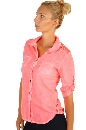 Jednobarevná dámská košile s krajkou a 3/4 rukávy. Rukávy lze regulovat pomocí knoflíčku. Zapínání na knoflíky.