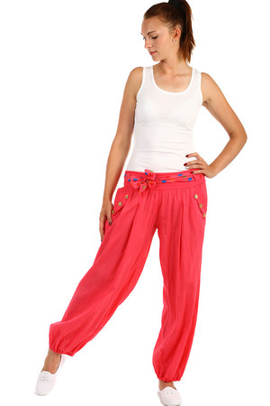 Pohodlné volné dámské kalhoty - harémky s ozdobným páskem a knoflíky. Široká paleta barev. lehká tkanina volného