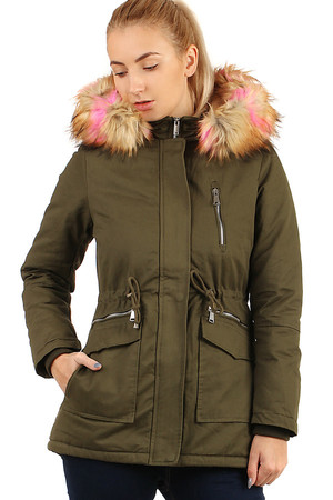 Zimní dámská bunda - parka s košíkem a barevnou kapucí. Zapínání na zip. Vhodná do města/ pro volný čas.