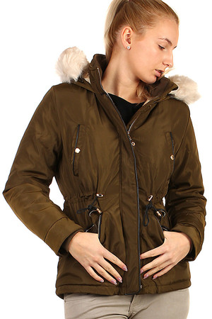 Krátká dámská zimní bunda s kožíškem na kapuci a na části podšívky. V pase lze stáhnout šňůrkou.