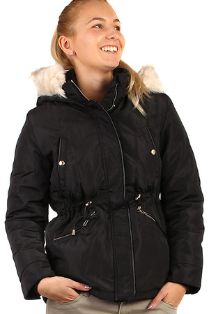 Krátká dámská zimní bunda s kožíškem na kapuci a na části podšívky. V pase lze stáhnout šňůrkou.