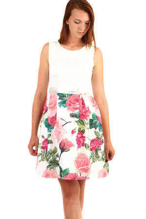 Dámské společenské šaty áčkového střihu s květinovým potiskem a stuhou v pase. Materiál: 95% polyester, 5%