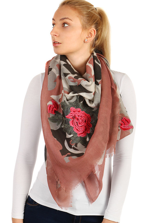 Lehký šátek s květinovým vzorem