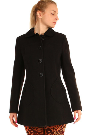 Krátký vlněný kabát s výraznými kapsami. Moderní áčkový střih. Zapínání na knoflíky. Vhodný na zimu.