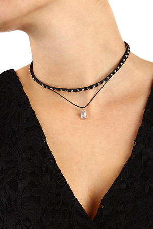 Dvouvrstvý koženkový náhrdelník zdobený nýtky a přívěskem.