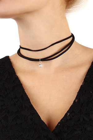 Černý koženkový náhrdelník s kamínkem. Nastavitelná velikost díky prodlužovacímu řetízku. Délka: 34 cm + 7 cm.