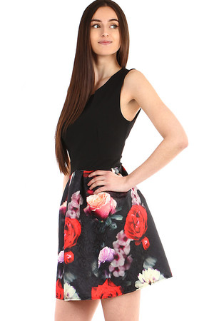 Krátké šaty áčkového střihu s květovanou sukní a černým vrškem. Modelka focena ve velikosti M. Materiál: 95%