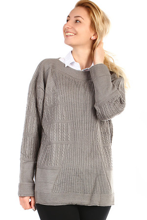 Dámský pletený oversized svetr se vzorem. Rukávy dlouhé. S mírně prodlouženou