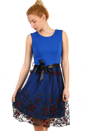 Áčkové večerní šaty s vyšívanou sukní a stuhou v pase. Materiál: 95% polyester, 5% elastan.