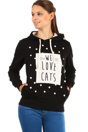 Mikina s kapucí a nápisem We love cats. Materiál: 95% bavlna, 5% elastan.