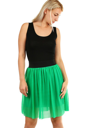 Dámská krátká zelená sukně nařasená v pase. pružný pas vysoký 6 cm sukně má spodničku nad kolena - pro muže