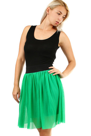 Dámská krátká zelená sukně nařasená v pase. pružný pas vysoký 6 cm sukně má spodničku nad kolena - pro muže