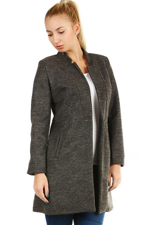 Elegantní krátký dámský kabát áčkového střihu se zapínáním na knoflík. Provedení bez kapuce. Vhodný na