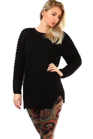 Dámský pletený svetr. delší pohodlný střih po stranách dole elegantní rozparek příjemný a hřejivý materiál