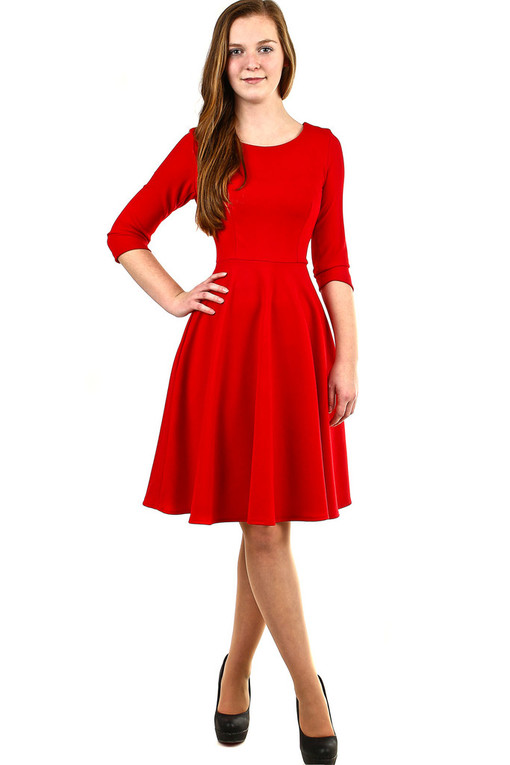 Červené áčkové šaty