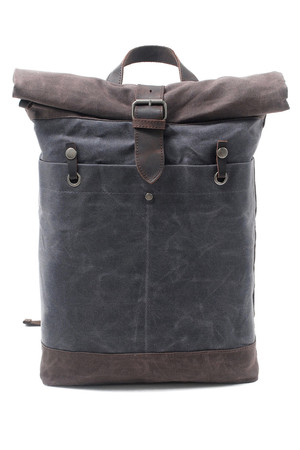 Rolovací prostorný vintage batoh vyroben ze silnějšího plátna zapínání na zip a pásek z kůže na patent vnitřek s