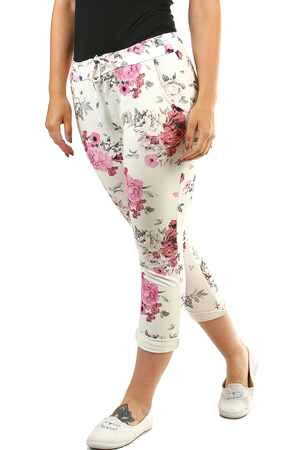 Letní květinové dámské kalhoty zkrácená délka nohavic v bílé barvě s potiskem barevných květin normální