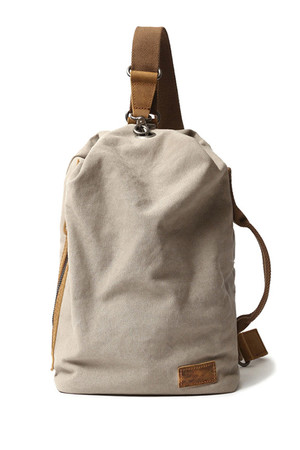 Vintage plátěný batoh - taška ve tvaru vaku s detaily z pravé hovězí kůže v módním retro designu hlavní oddíl se