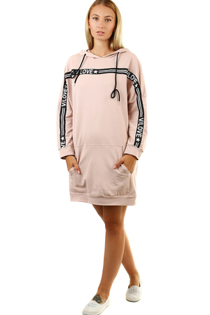 Jednobarevná delší mikina - šaty s aplikací s nápisem v kontrastní barvě přes přední díl a oba rukávy. volný