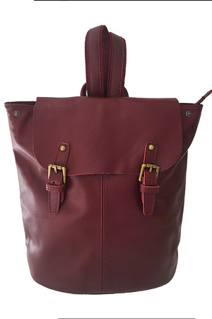 Jednobarevný dámský batoh z kůže - dovoz Itálie. vhodný na výlety i do města, je bezpečný na cestování hromadnou