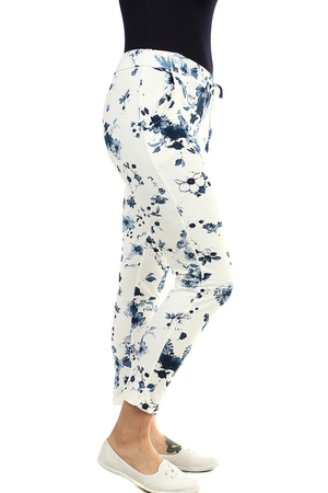 Bílé dámské 7/8 teplákové kalhoty s modrým vzorem květin zkrácená délka nohavic ve smetanově bílé barvě s