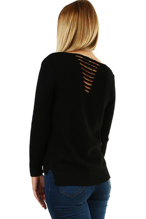 Dámský svetr s dlouhým rukávem a s ozdobnými průstřihy na zádech ve tvaru véčka. jednobarevný střední délka