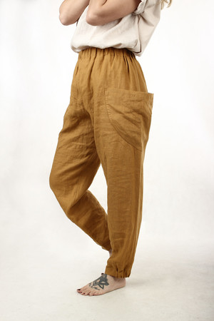 Široké kalhoty z lehkého tkaného materiálu 100% lnů s velkými postranními kapsami, velice příjemné na nošení. v
