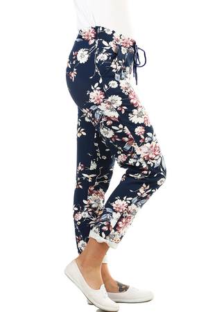 Květované dámské bavlněné kalhoty - tepláky romantický vzhled díky celoplošnému motivu květin v pase skrytě