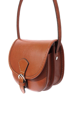 Půlkulatá dámská kabelka listonoška s přezkou z pravé kůže jednobarevné provedení dobře drží tvar nastavitelný