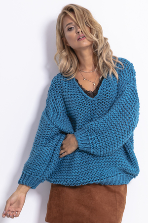 Dámský pletený svetr s hrubou vazbou výstřih do V nízko položené ramenní švy rukávy ohraničené manžetou